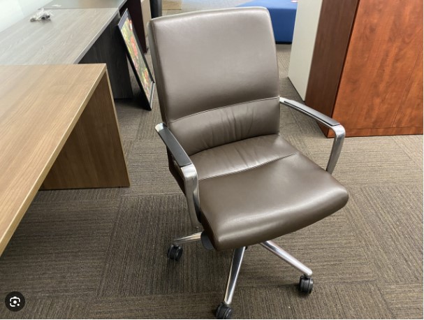 Free Used Office Chair: Comfort and Support for Your Workspace!